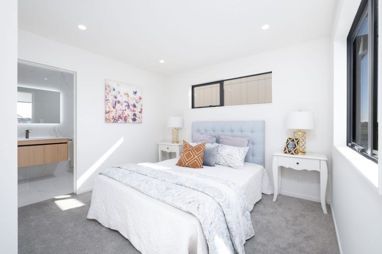 Photo of property in 37 Taipahitini Road, Rosehill, 2113