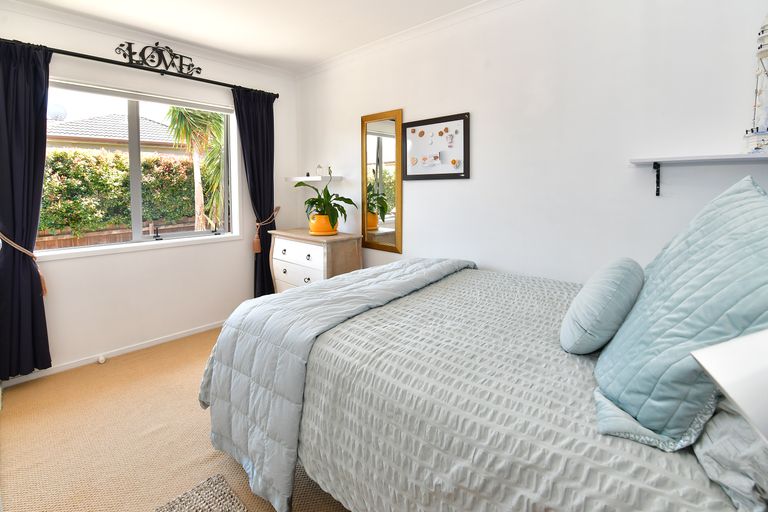 Photo of property in 10 Seamount Drive, Red Beach, 0932