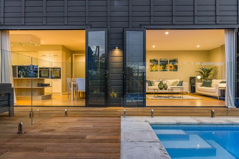 Photo of property in 11 Sharon Road, Waiake, Auckland, 0630