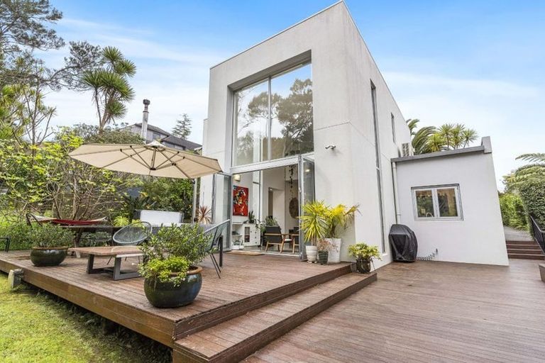 Photo of property in 11a Wernham Place, Northcote, Auckland, 0626