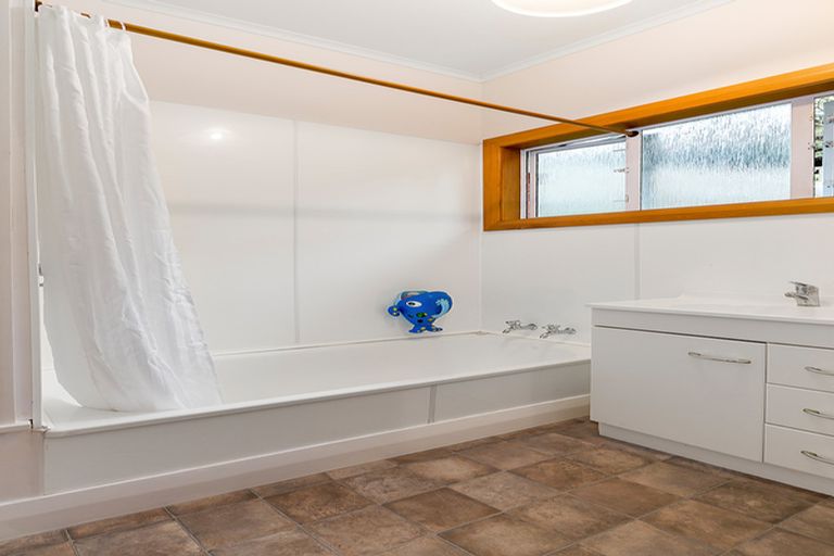 Photo of property in 105 Larnach Road, Vauxhall, Dunedin, 9013
