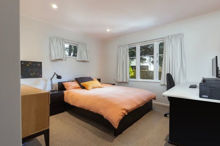 Photo of property in 25 Taipari Road, Te Atatu Peninsula, Auckland, 0610