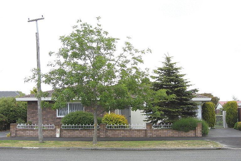 Photo of property in 72 Inwoods Road, Parklands, Christchurch, 8083