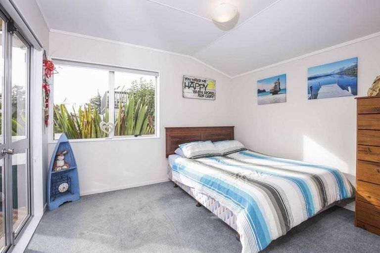 Photo of property in 79 Colwill Road, Massey, Auckland, 0614