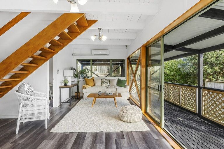 Photo of property in 117 Gloaming Hill, Titahi Bay, Porirua, 5022