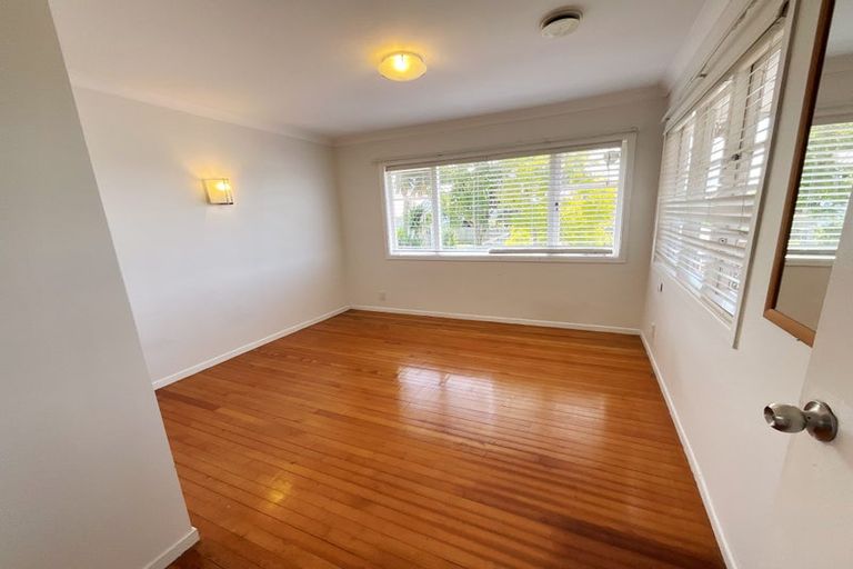 Photo of property in 4 Paton Avenue, Te Atatu South, Auckland, 0610