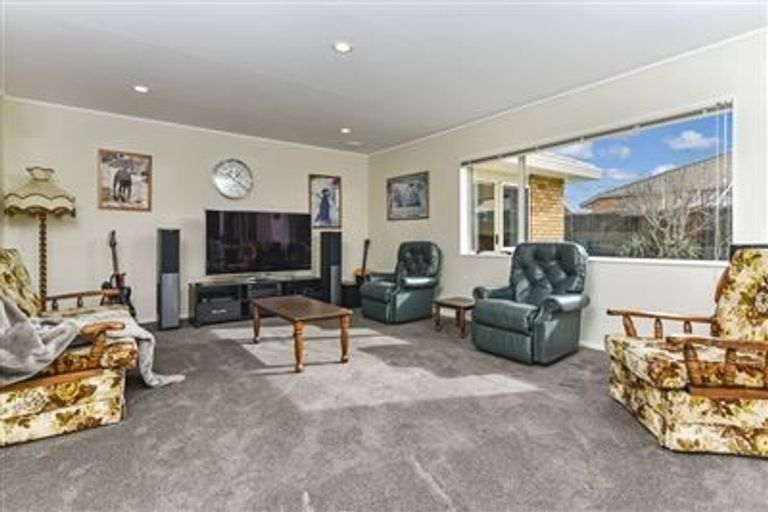 Photo of property in 21 Lakeside Drive, Orewa, 0931