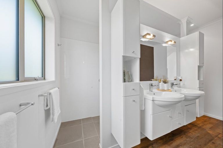 Photo of property in 5b Tupuhi Place, Highlands Park, New Plymouth, 4312