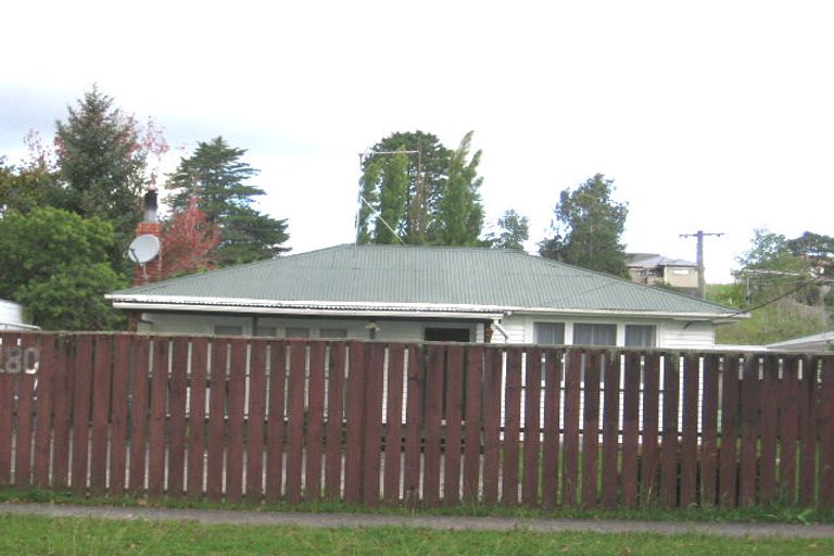 Photo of property in 3/180 Henderson Valley Road, Henderson, Auckland, 0612