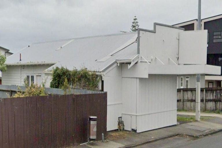 Photo of property in 3157 Great North Road, New Lynn, Auckland, 0600