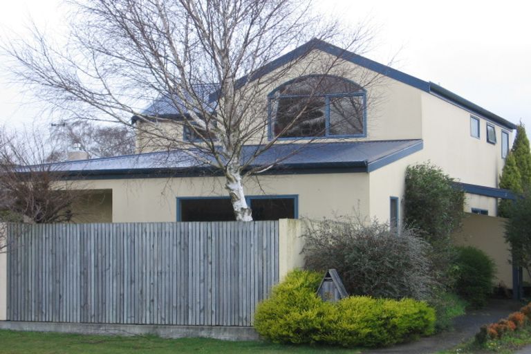 Photo of property in 8a Saint Albans Avenue, Hokowhitu, Palmerston North, 4410