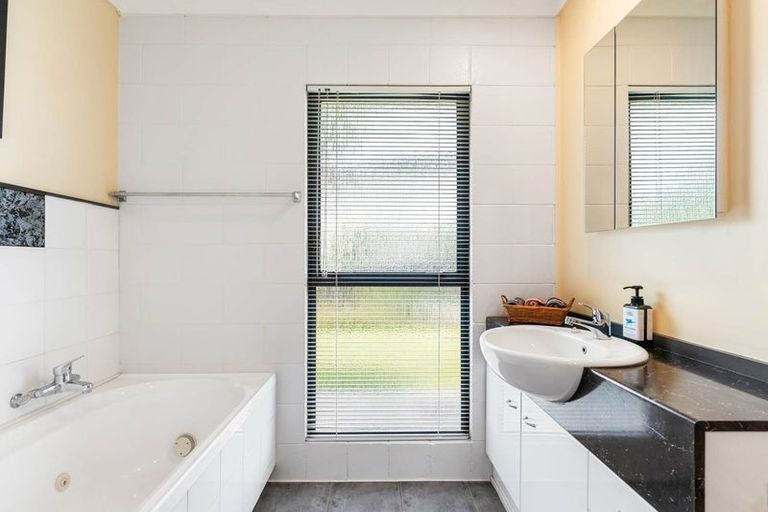 Photo of property in 20 John Downs Drive, Browns Bay, Auckland, 0630