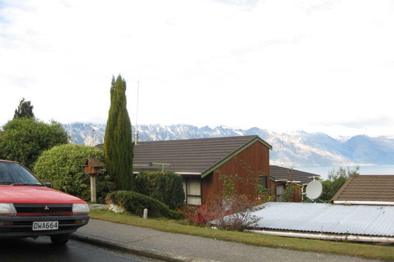 Photo of property in 57 Wynyard Crescent, Fernhill, Queenstown, 9300
