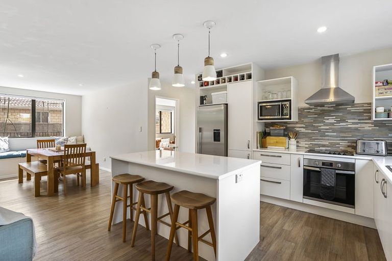 Photo of property in 112 Grand Drive, Orewa, 0931