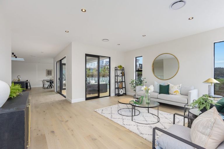 Photo of property in 128 Skulander Crescent, Orewa, 0931