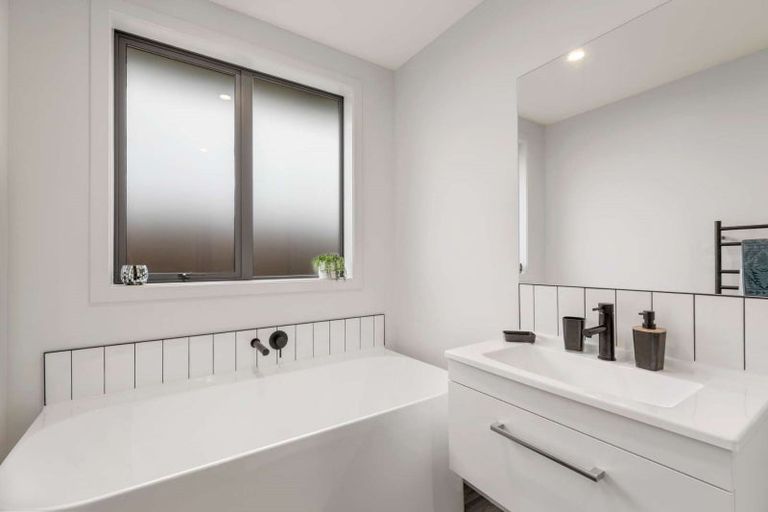 Photo of property in 28 Tahuna Minhinnick Drive, Glenbrook, 2681