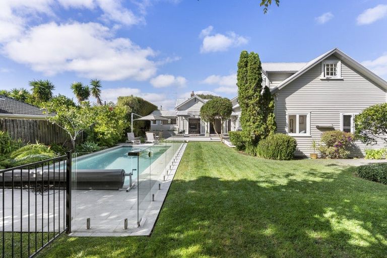 Photo of property in 42 Norwood Road, Bayswater, Auckland, 0622