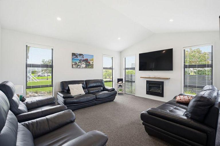 Photo of property in 10 Topping Place, Whitianga, 3510