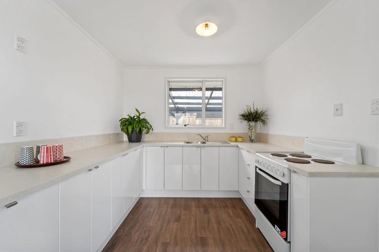 Photo of property in 38 Donovan Avenue, Massey, Auckland, 0614