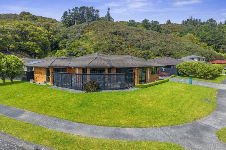 Photo of property in 15 Aragon Grove, Kingsley Heights, Upper Hutt, 5018