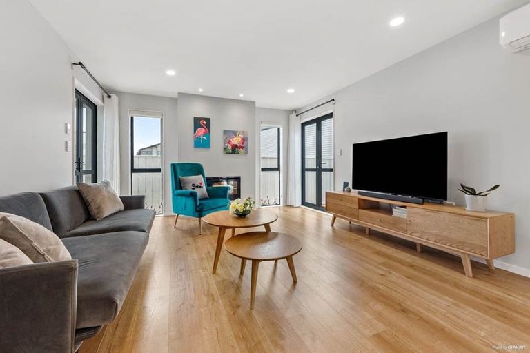 Photo of property in 16 Kearns Drive, Hobsonville, Auckland, 0616