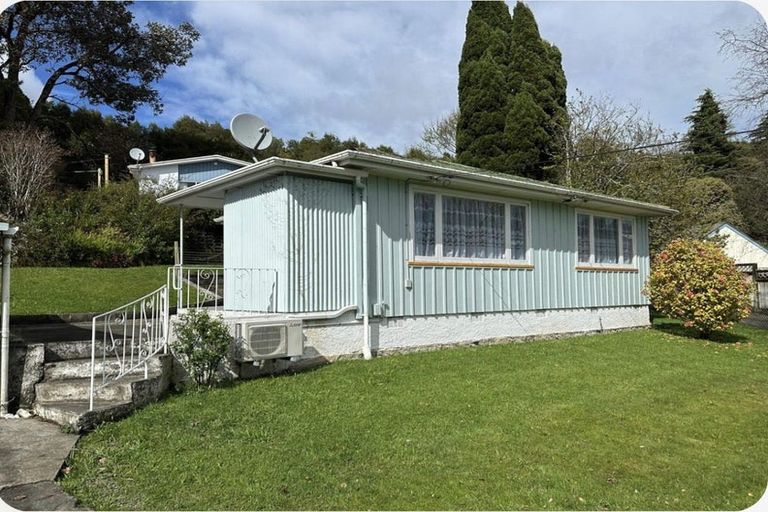 Photo of property in 16 Hawthorn Crescent, Stokes Valley, Lower Hutt, 5019