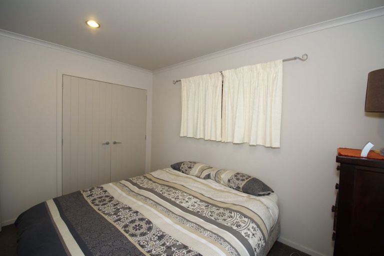 Photo of property in 15a Lyndfield Lane, Newlands, Wellington, 6037