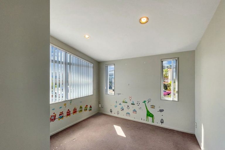 Photo of property in 8 Mana Lane, Pinehill, Auckland, 0632