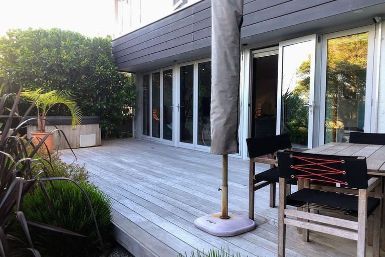 Photo of property in 9 City View Terrace, Birkenhead, Auckland, 0626