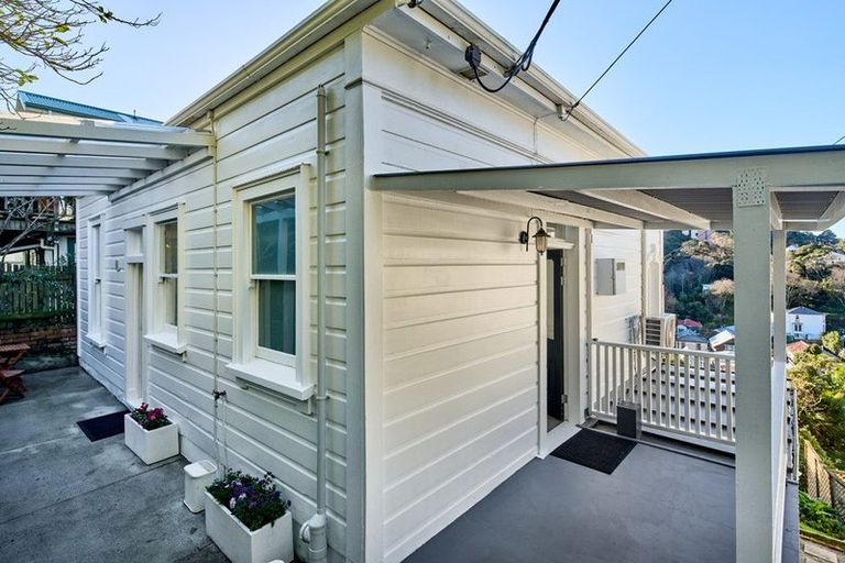 Photo of property in 32 Maarama Crescent, Aro Valley, Wellington, 6021