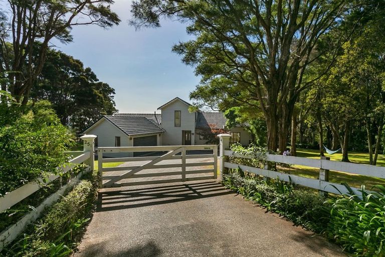 Photo of property in 251 Kaipara Road, Papakura, 2582
