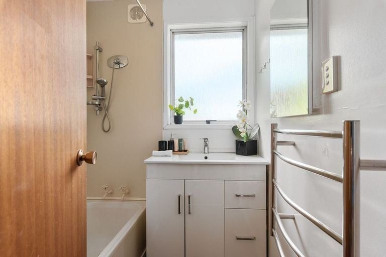 Photo of property in 4a Lavery Place, Sunnynook, Auckland, 0632