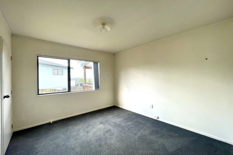 Photo of property in 10 Loughanure Place, Massey, Auckland, 0614