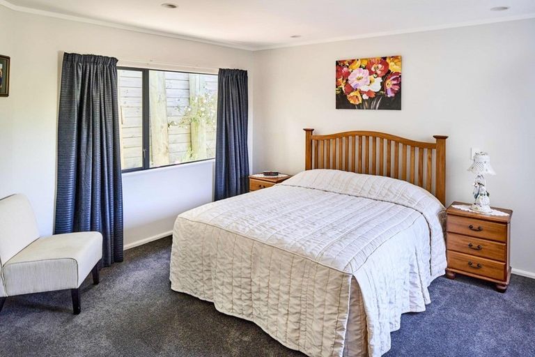 Photo of property in 22 The Crowsnest, Whitby, Porirua, 5024