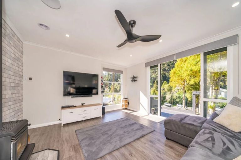 Photo of property in 114 Pinehaven Road, Pinehaven, Upper Hutt, 5019