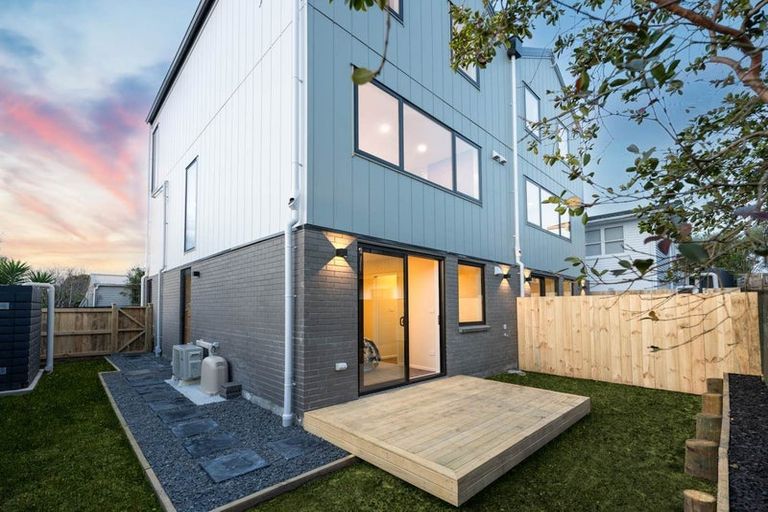 Photo of property in 4202d Great North Road, Glendene, Auckland, 0602
