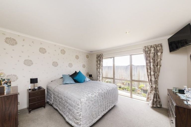 Photo of property in 11 Chestnut Close, Kelvin Grove, Palmerston North, 4414