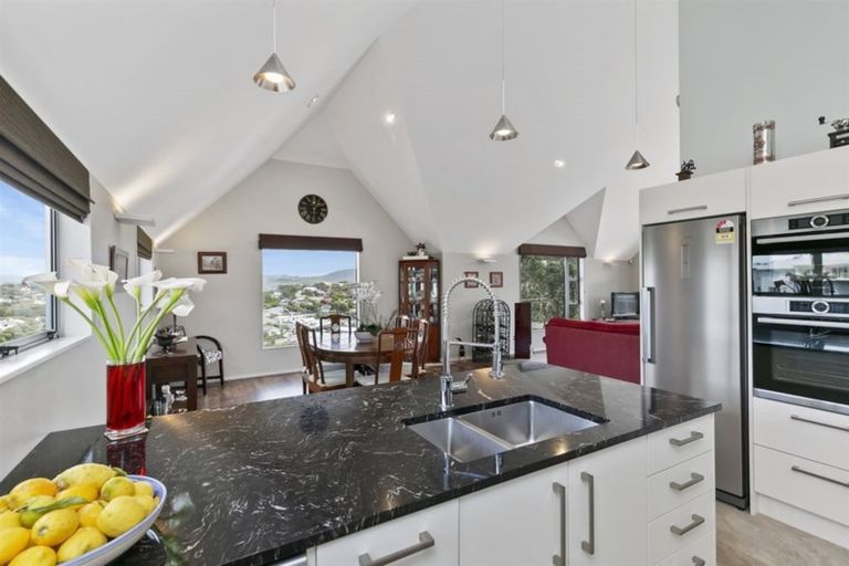 Photo of property in 7b Shortland Street, Khandallah, Wellington, 6035