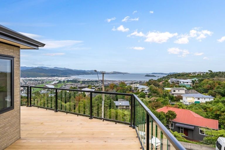 Photo of property in 14 Poto Road, Normandale, Lower Hutt, 5010