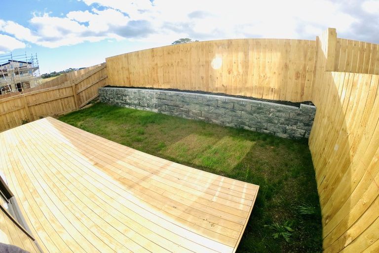 Photo of property in 17 Dinaric Lane, Westgate, 0814