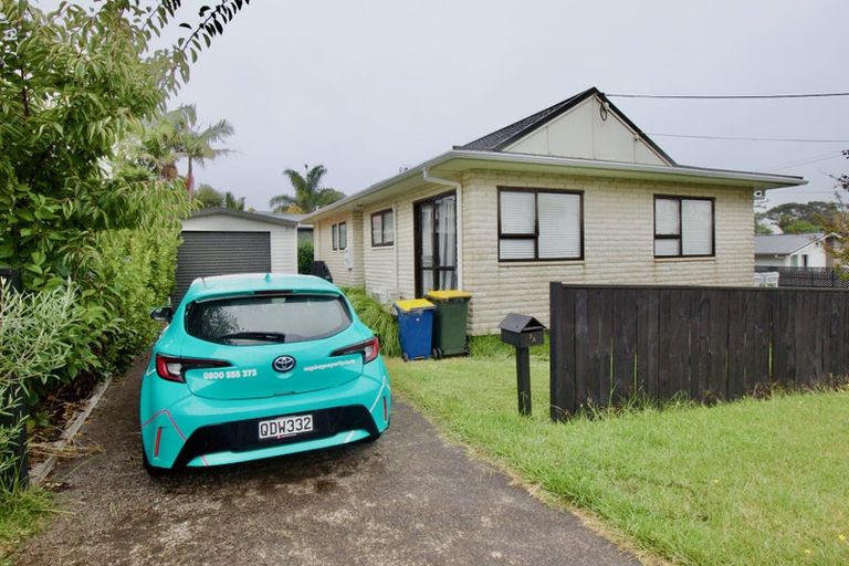 Photo of property in 2a Taipari Road, Te Atatu Peninsula, Auckland, 0610