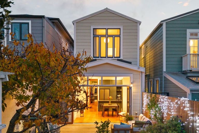 Photo of property in 33 Queen Street, Mount Victoria, Wellington, 6011