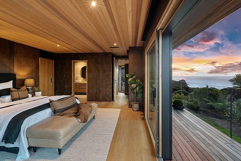 Photo of property in 124a Seaview Road, Piha, New Lynn, 0772