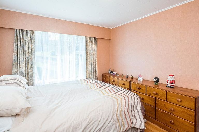 Photo of property in 22 Kaitawa Crescent, Paraparaumu, 5032