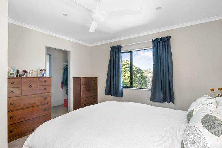 Photo of property in 29 Stewart Drive, Newlands, Wellington, 6037