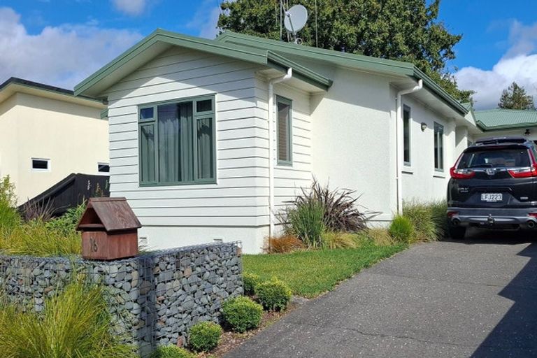 Photo of property in 16 Cranwell Place, Hillcrest, Hamilton, 3216