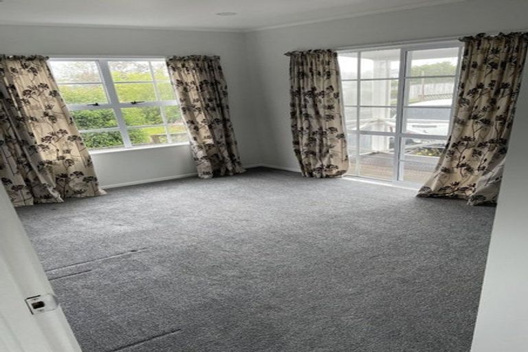 Photo of property in 35 Taioma Crescent, Te Atatu Peninsula, Auckland, 0610