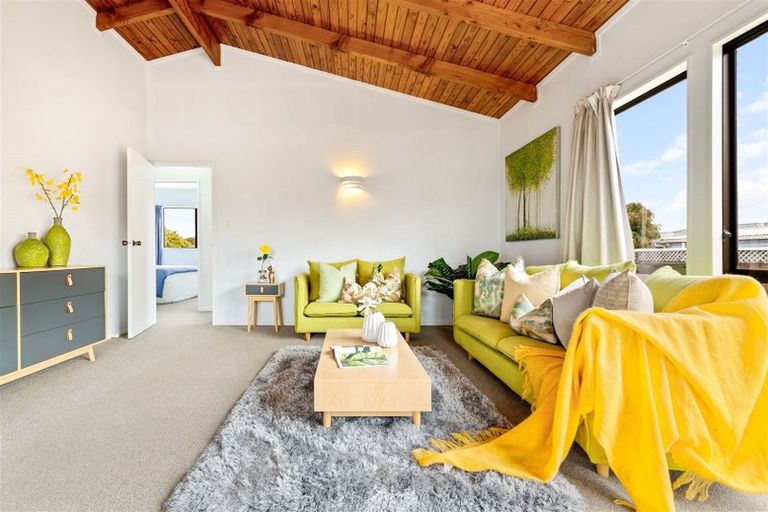 Photo of property in 2a Rixon Place, Te Atatu Peninsula, Auckland, 0610