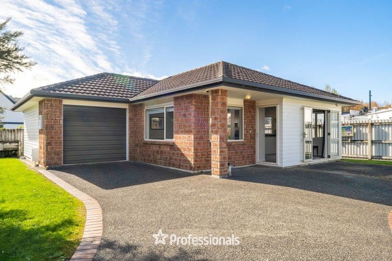 Photo of property in 17 Woodland Mews, Wainuiomata, Lower Hutt, 5014