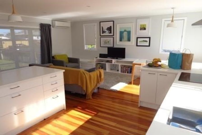 Photo of property in 18 Enderby Drive, Te Atatu Peninsula, Auckland, 0610